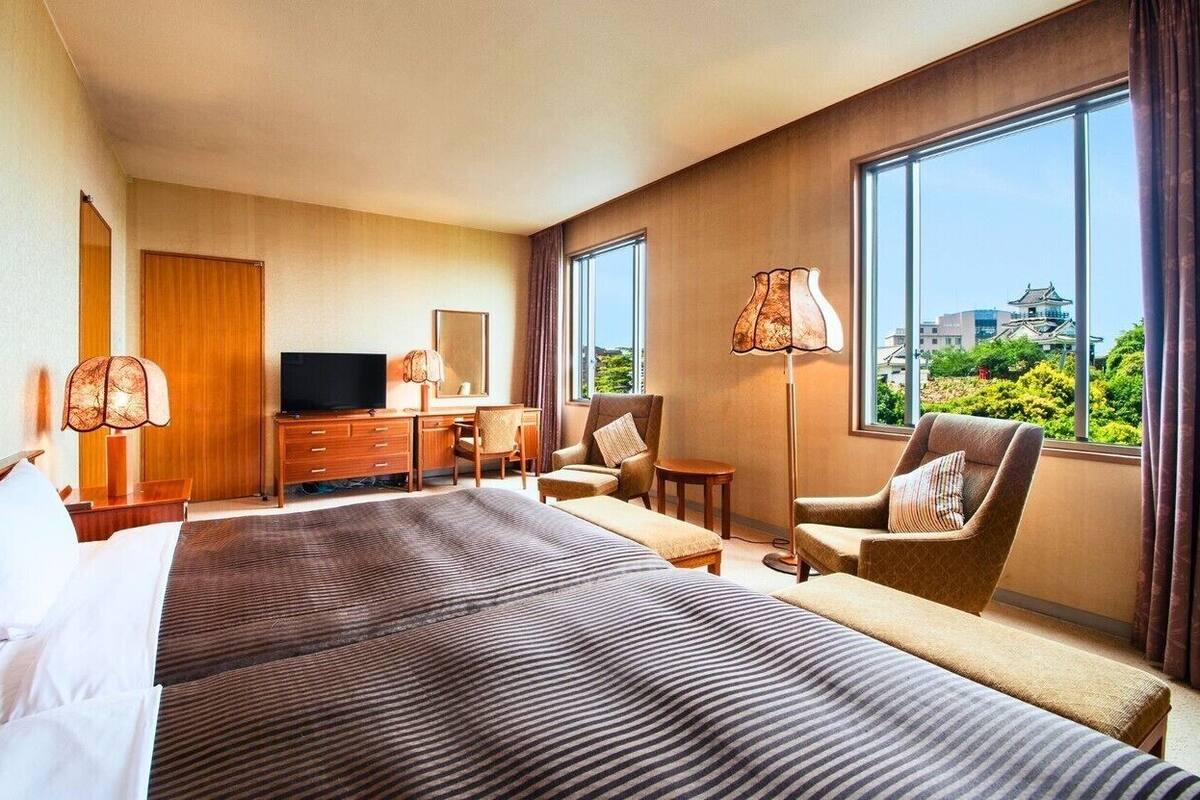 Premium bedding, in-room safe, desk, blackout drapes