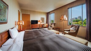 Suite, niet-roken | Luxe beddengoed, een kluis op de kamer, een bureau