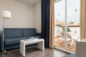 Suite – superior, terrasse, byutsikt | Oppholdsområde | En 70-centimeters TV med Parabol-TV