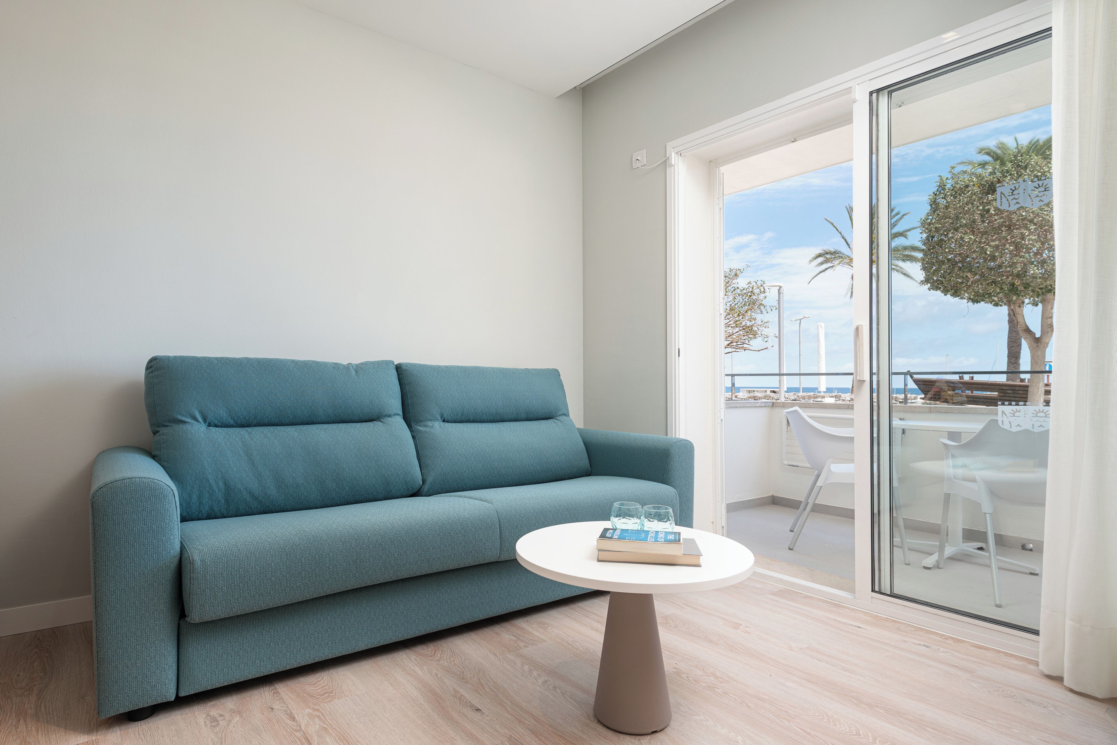 Superior Suite with sea view and ground floor | Woonruimte | Een 70-cm televisie met satellietzenders