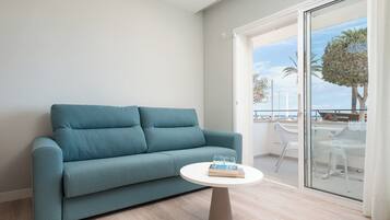 Superior Suite with sea view and ground floor | Woonruimte | Een 70-cm televisie met satellietzenders