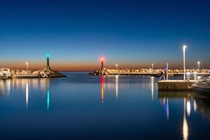 Una orilla tranquila con un faro y un muelle.