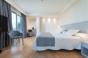 Superior suite with side sea view and jacuzzi | Soundproofing, free WiFi - Hotel Cala Bona  (Son Servera)