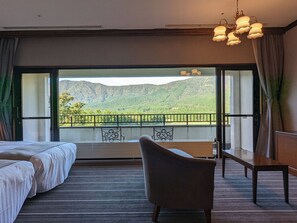 Individuell dekoriert, Schreibtisch, laptopgeeigneter Arbeitsplatz