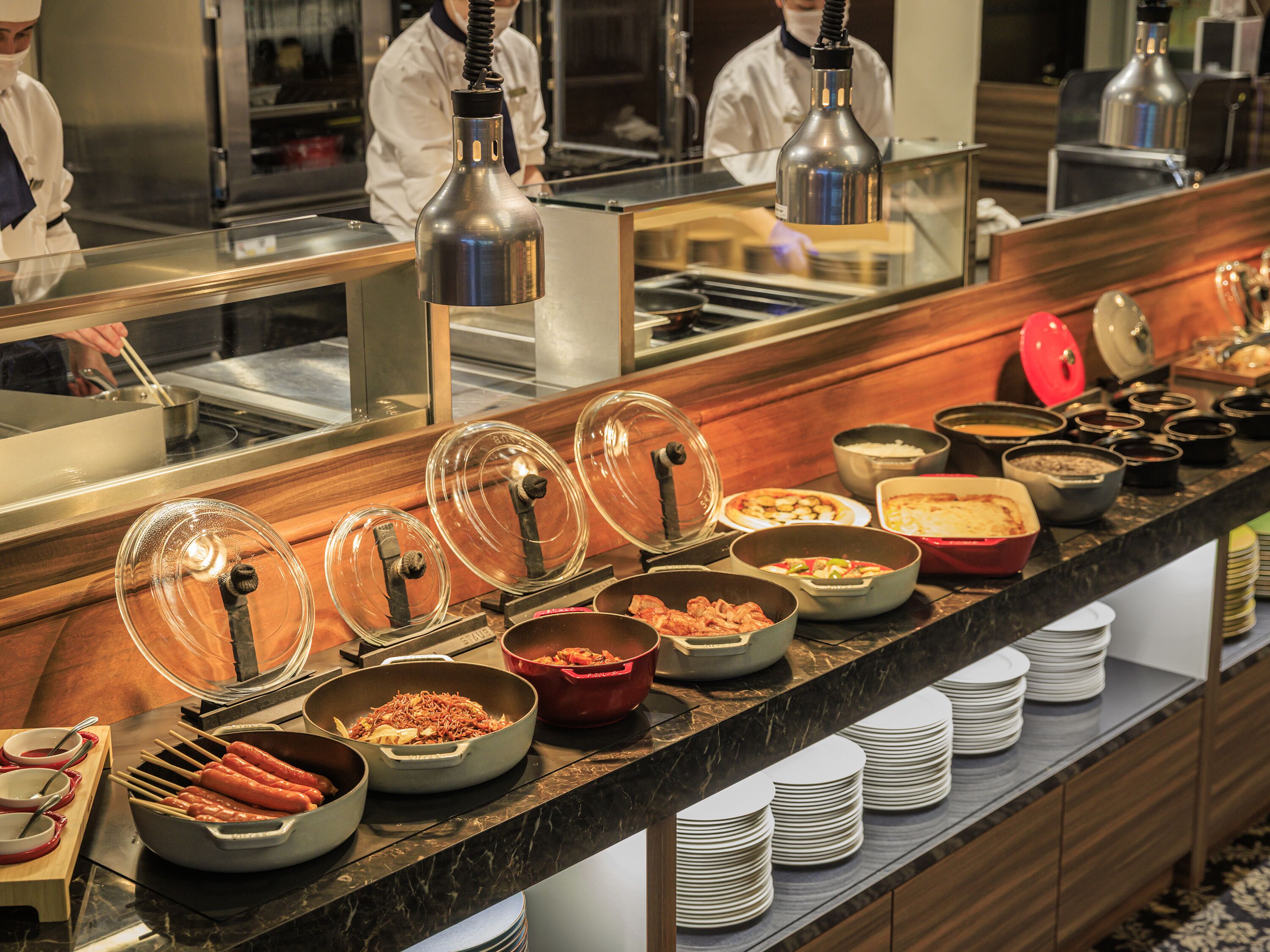 2 restaurants; breakfast and dinner served