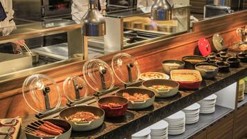 2 restaurants; breakfast and dinner served