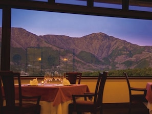 2 restaurants, breakfast, dinner served; international cuisine