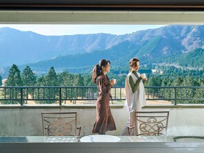 ห้องพักตกแต่งอย่างมีเอกลักษณ์, โต๊ะทำงาน, พื้นที่ทำงานแบบใช้แล็ปท็อป