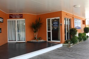 Check-in/check-out kiosk - Parkside Motel (Ayr)