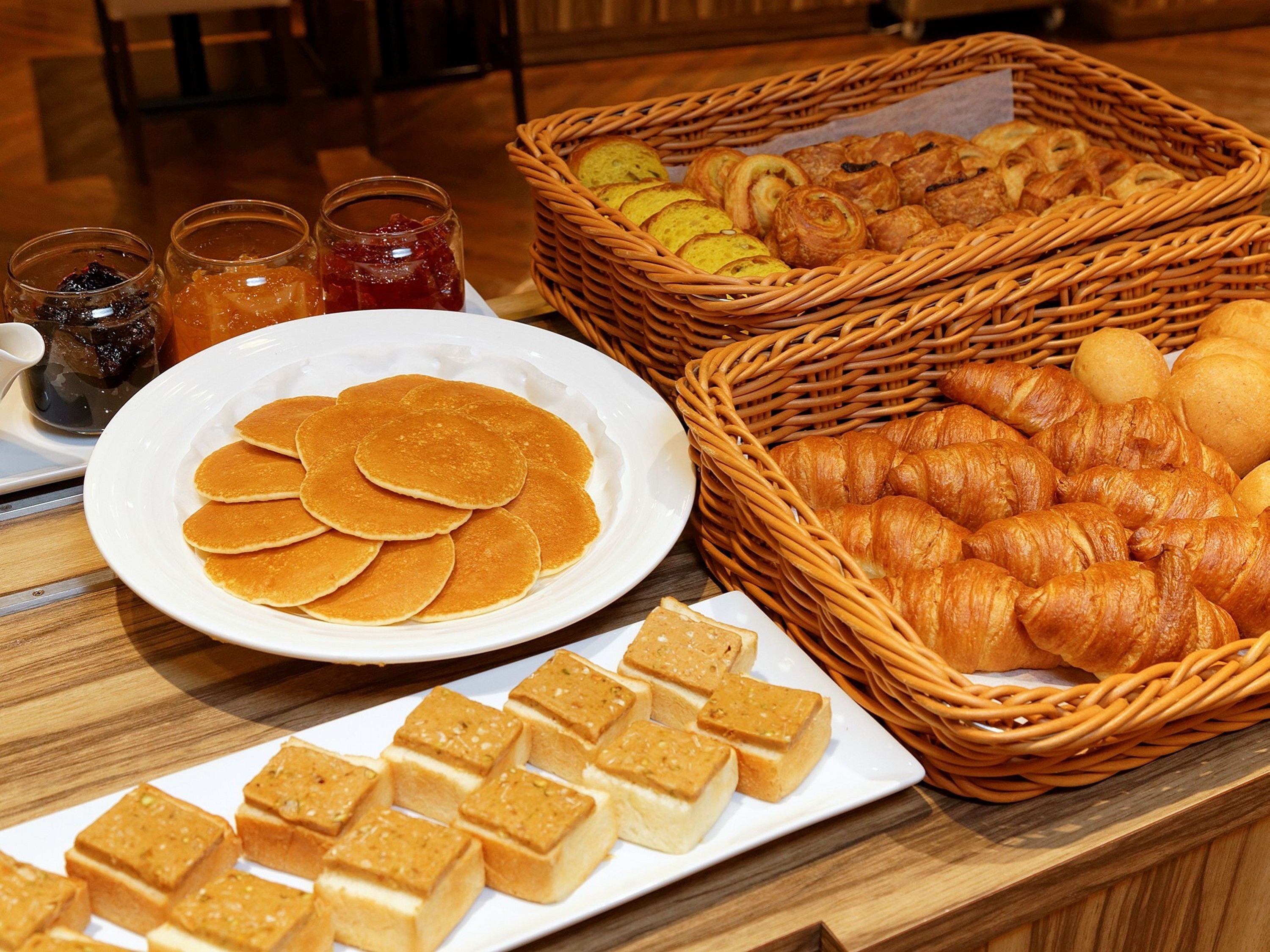 daily buffet breakfast (jpy 1760 per person)