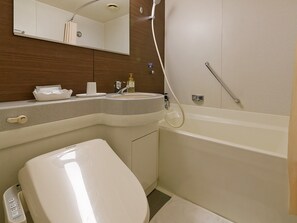 Kombinasi shower/bathtub, pengering rambut,  dan sandal