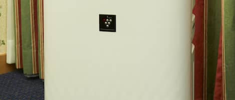 Un equipo de aire acondicionado blanco con un panel de control etiquetado como 'Plasmacluster' y texto en japonés.