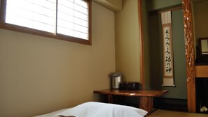 传统客房 (4 Person Occupancy) | 羽绒被、办公桌、笔记本电脑工作区、免费 WiFi
