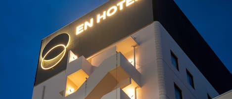 A hotel sign with the name "EN HOTEL" and a circular logo.