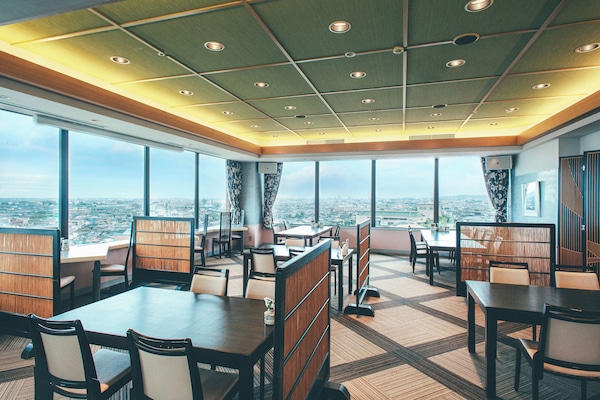 3 restaurants, lunch, dinner served; Italian cuisine