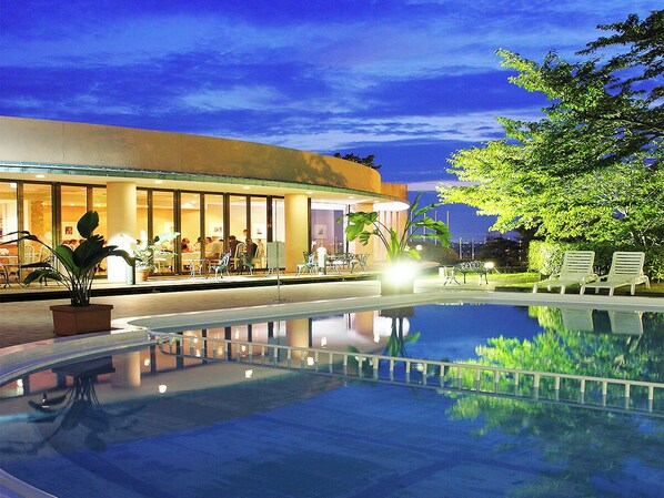 3 restaurants, lunch, dinner served; Italian cuisine