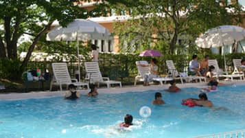 Una piscina al aire libre de temporada