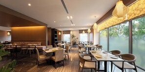 Breakfast and dinner served