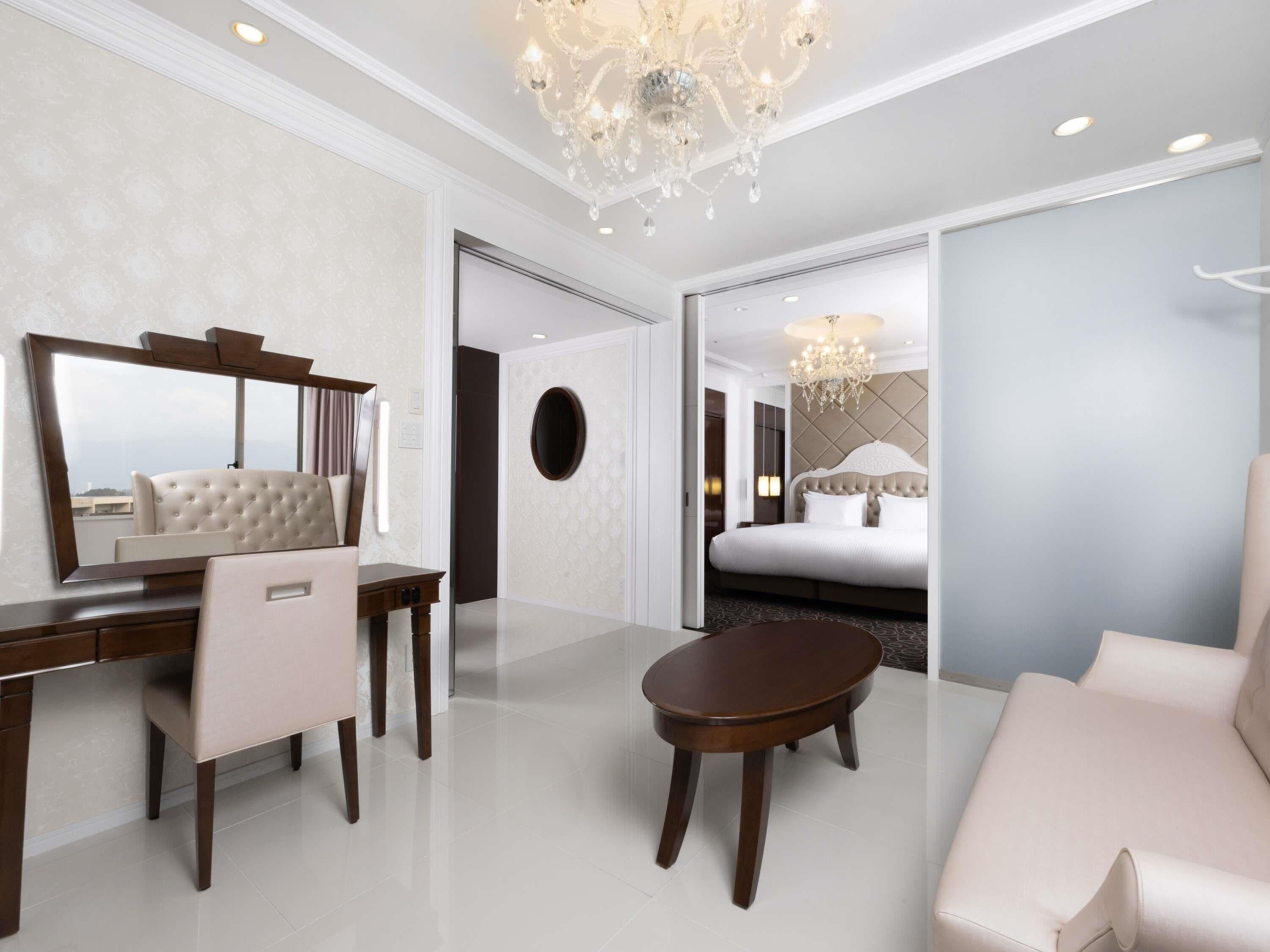 Standard Suite, 1 King Bed | In-room safe, free WiFi, bed sheets