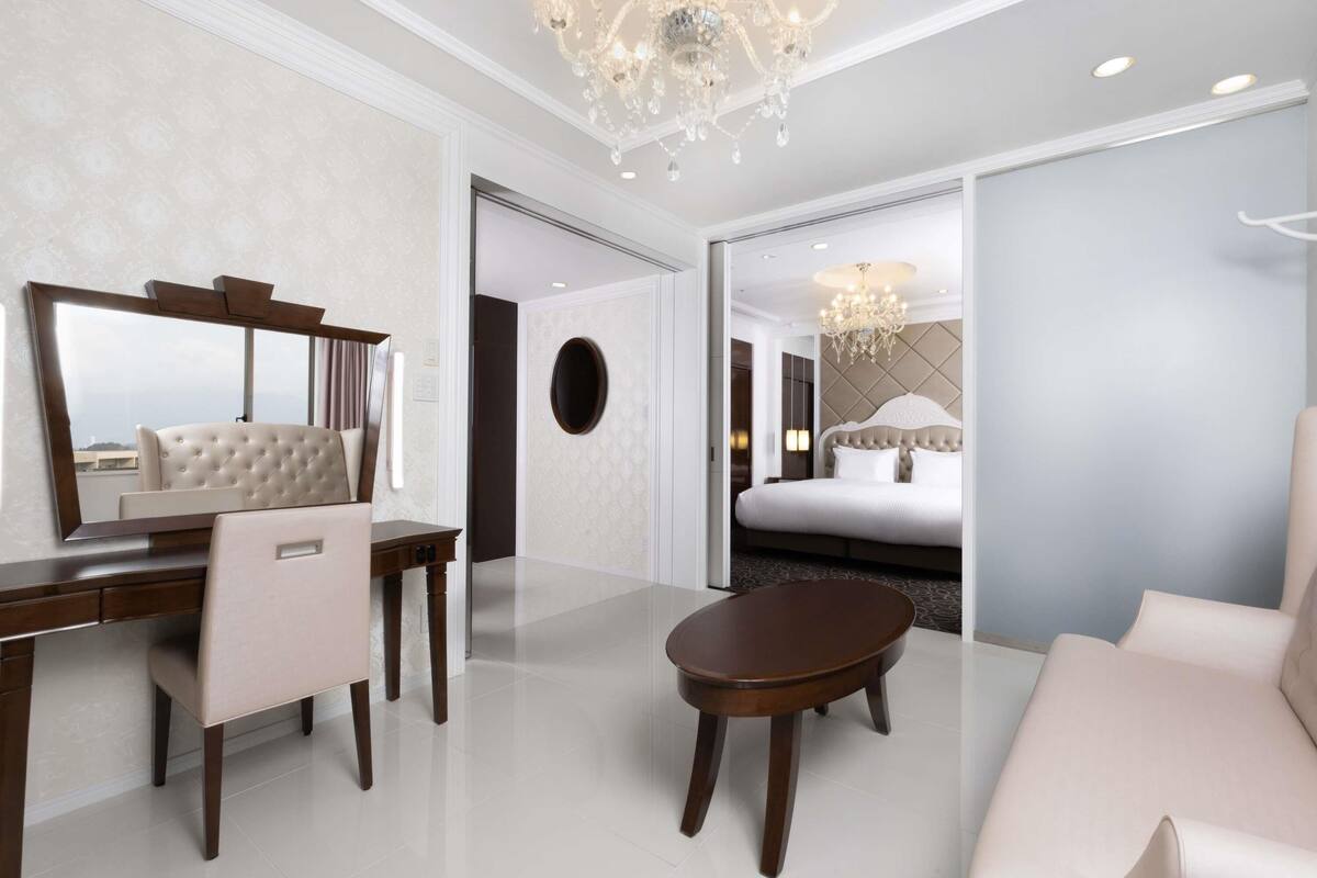Standard Suite, 1 King Bed | In-room safe, free WiFi, bed sheets