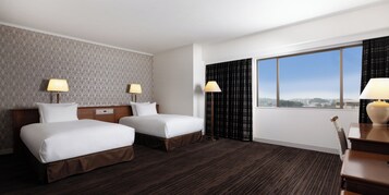 Suíte luxo, várias camas (City Side) | Cofres nos quartos, Wi-Fi de cortesia, roupa de cama