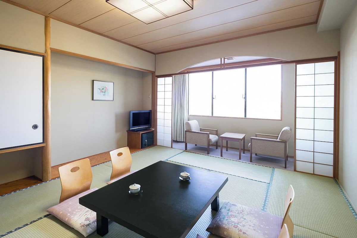 In-room safe, free WiFi, bed sheets