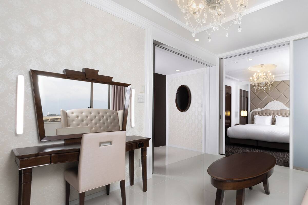 Standard Suite, 1 King Bed | In-room safe, free WiFi, bed sheets