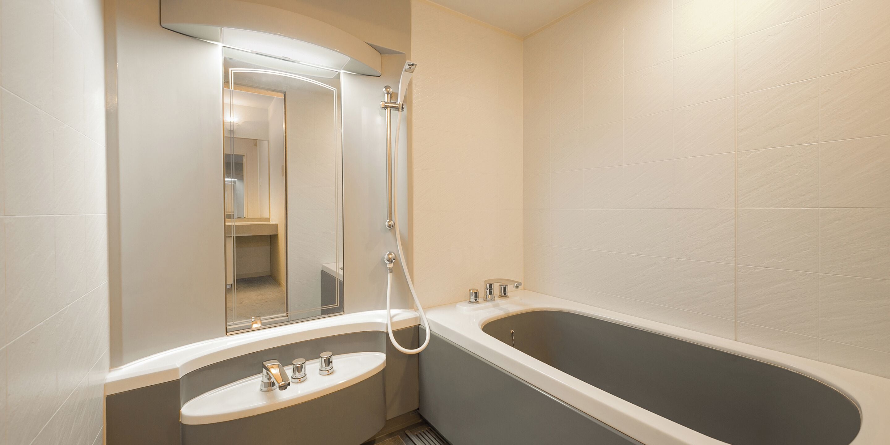 Un bany amb una banyera, un lavabo i un mirall.