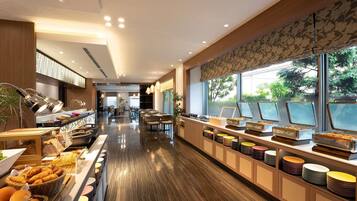 朝食、ディナーに営業