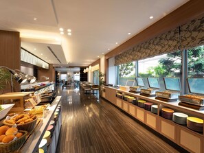 朝食、ディナーに営業