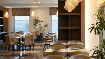 Daily buffet breakfast (JPY 3800 per person)