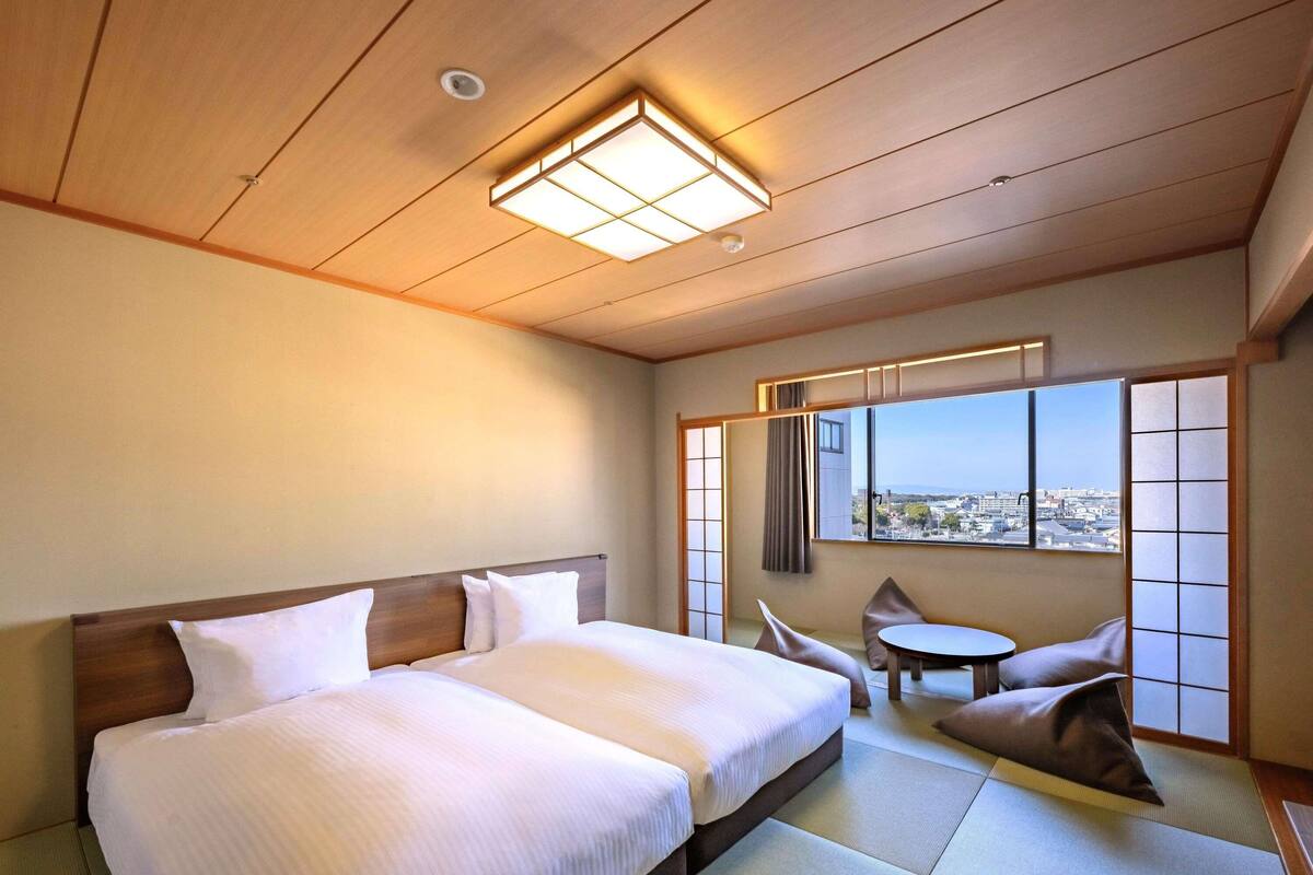 In-room safe, free WiFi, bed sheets