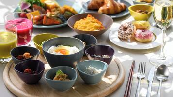 Desayuno buffet diario (JPY 3800 por persona)