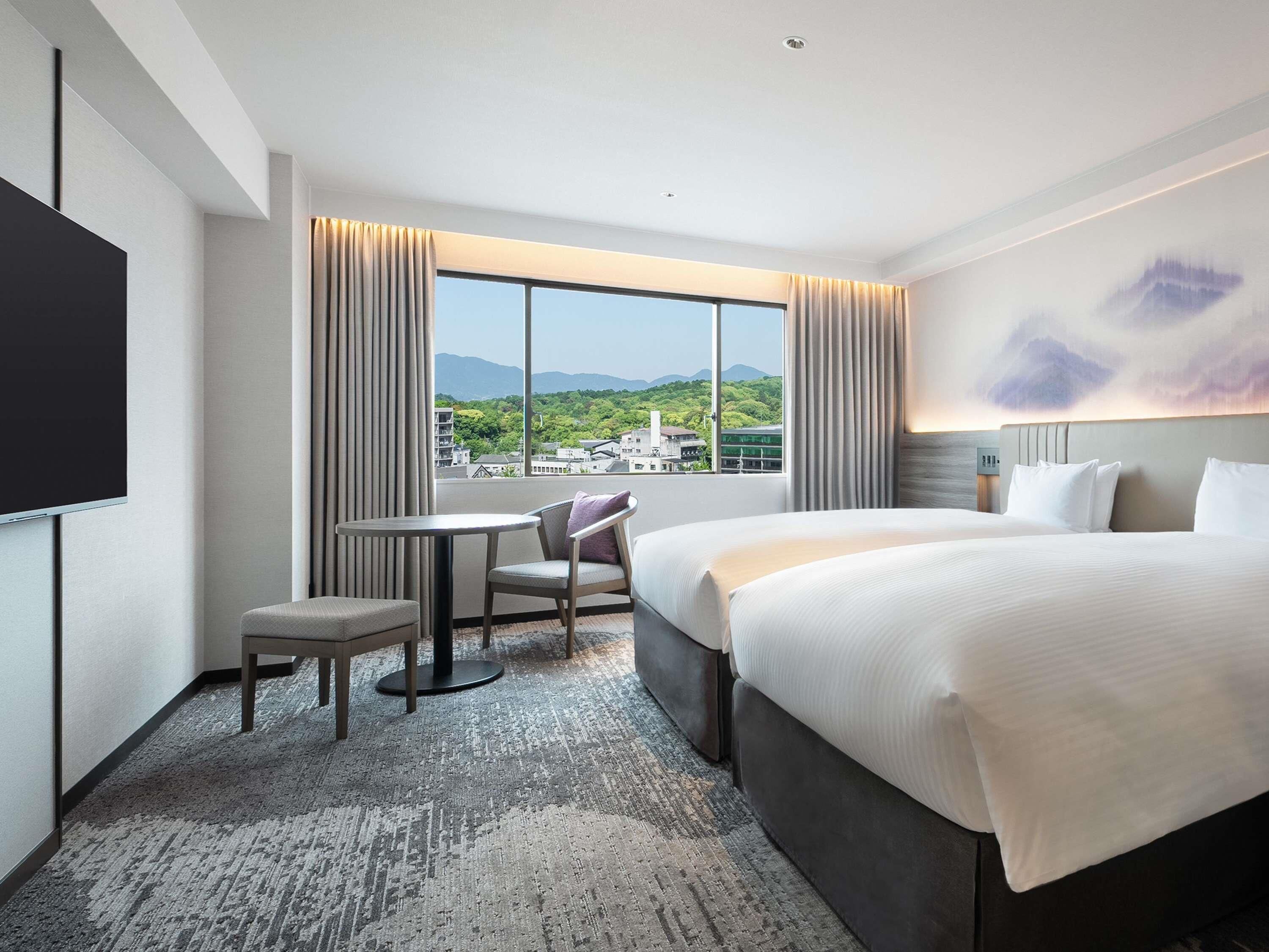 Superior Room, 2 Single Beds (1 Single Extra Bed. City Side)