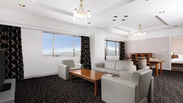 Suite Deluxe, varias camas (City Side) | Caja de seguridad en la habitación, wifi gratis y ropa de cama