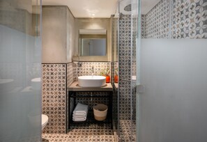 Deluxe Double or Twin | Bathroom | Combined shower/bathtub, free toiletries, hair dryer, towels