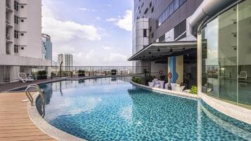 Kolam renang terbuka