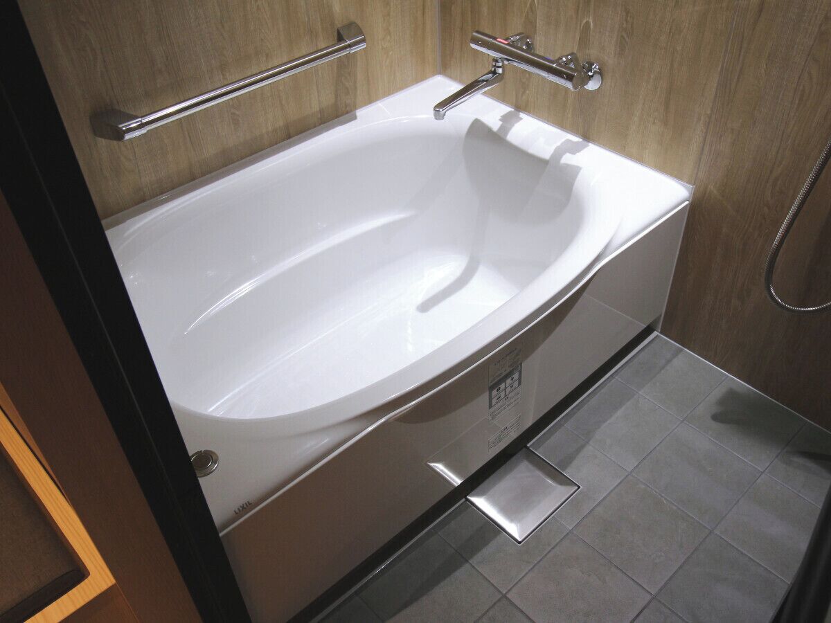 combined shower/bathtub, free toiletries, hair dryer, slippers