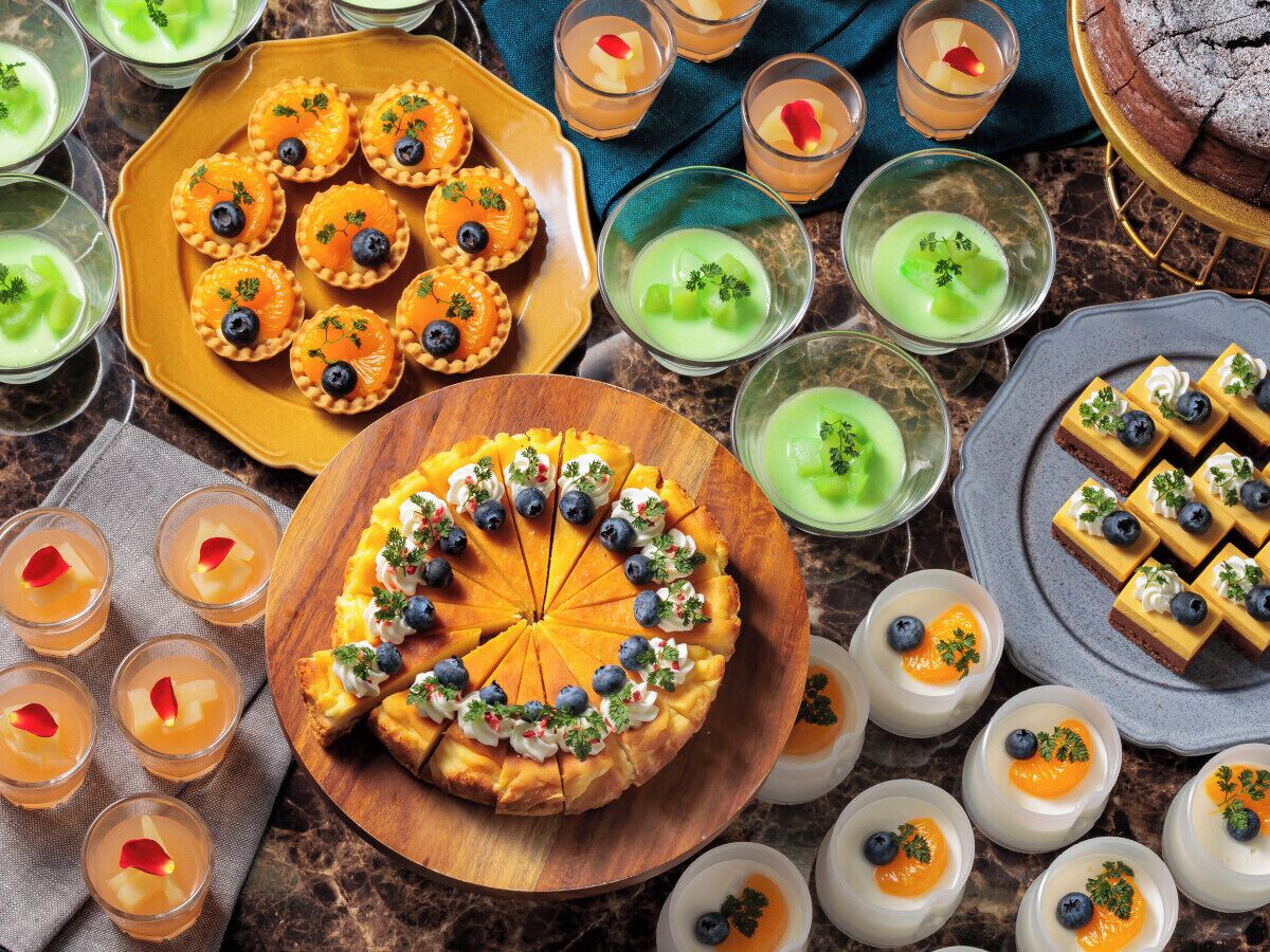 Une variété de desserts et de boissons sont disposés sur une table.