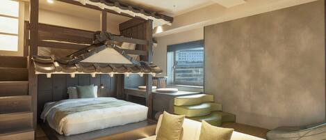 Ein modernes Hotelzimmer mit Stockbett, einer Couch, einem kleinen Tisch und Blick auf die Stadt durch große Fenster.