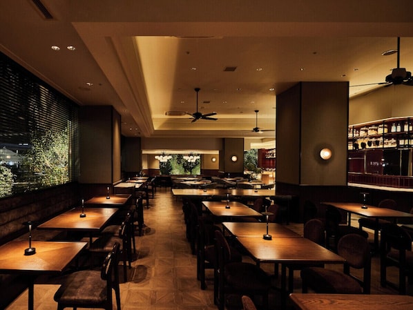 2 restaurants, breakfast served