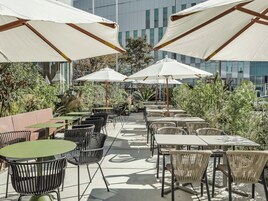 2 restaurants, breakfast served