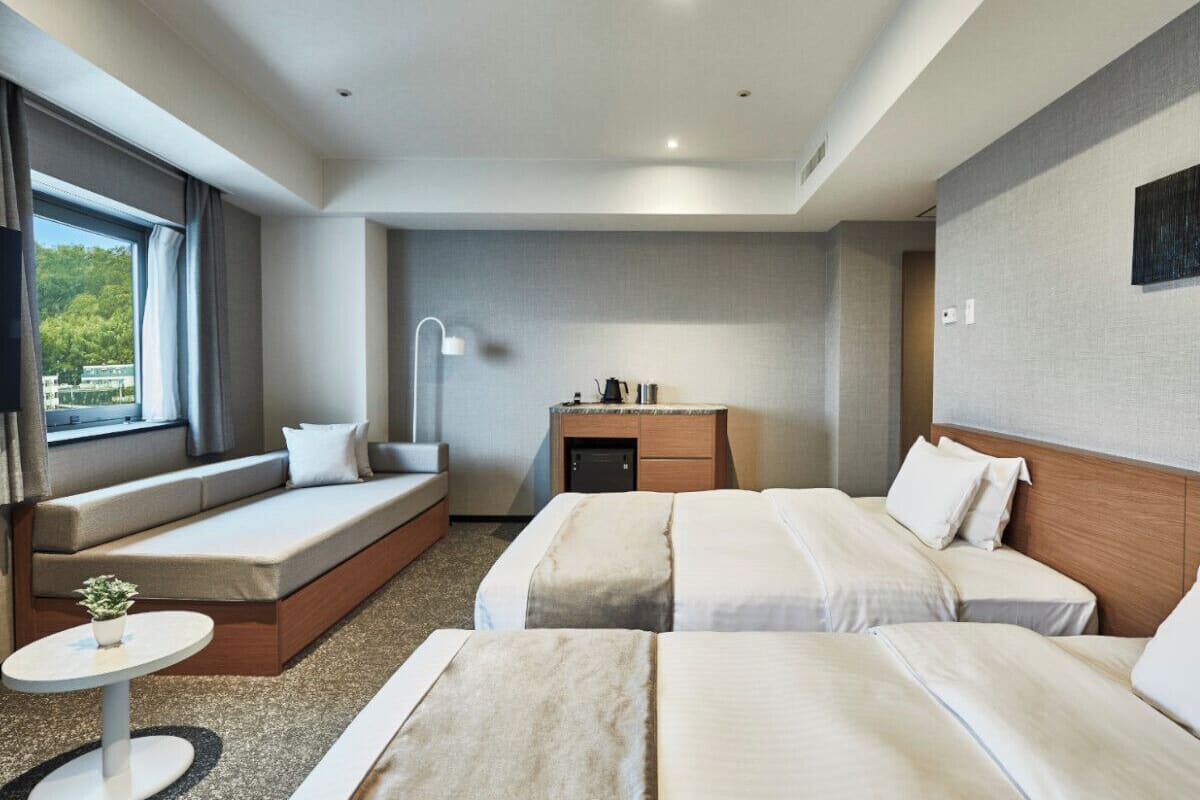 Quarto duplo luxo, várias camas, para não fumantes (2-5 pax use) | Escrivaninha, ferros/tábuas de passar roupa, Wi-Fi de cortesia