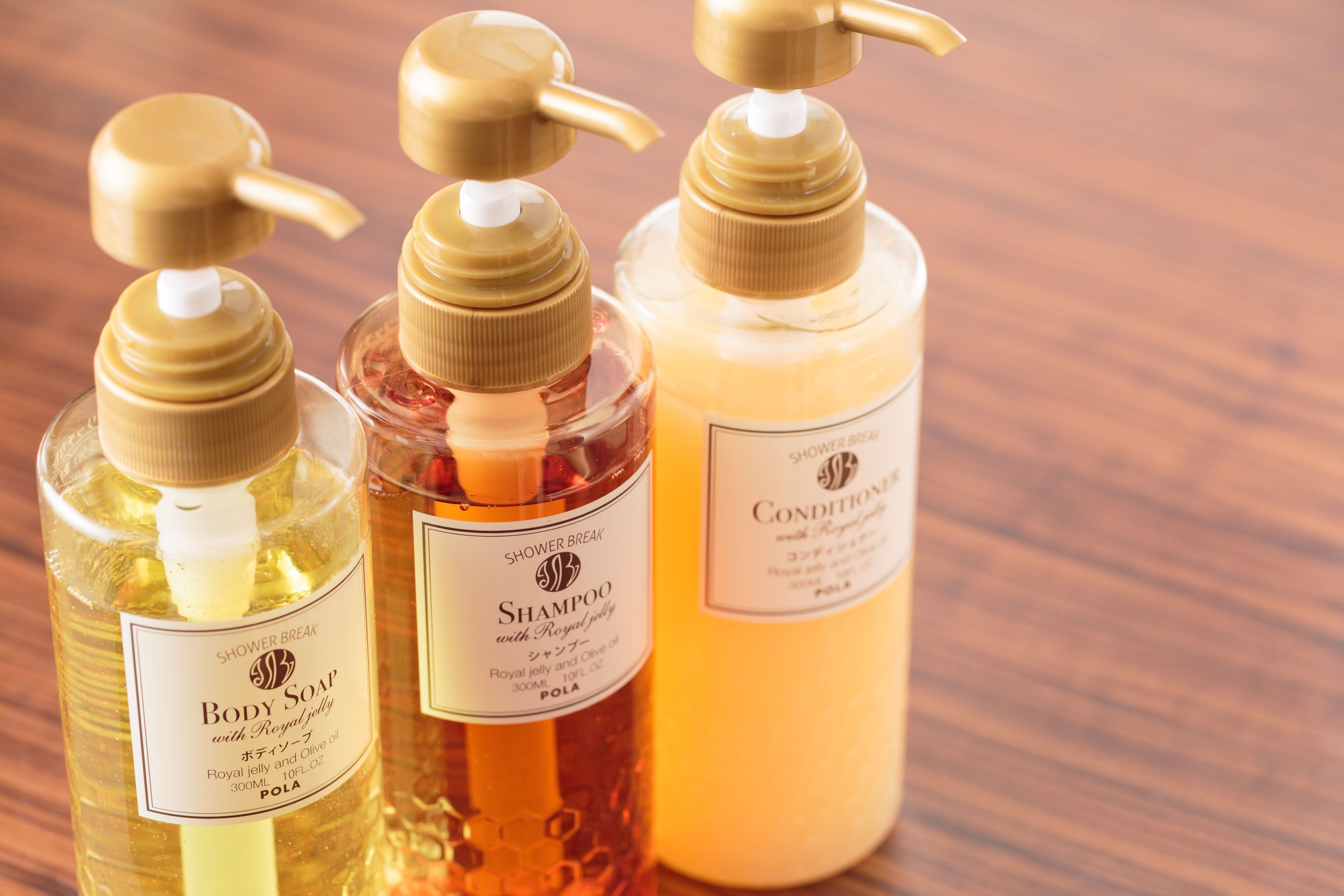 combined shower/bathtub, deep-soaking bathtub, free toiletries