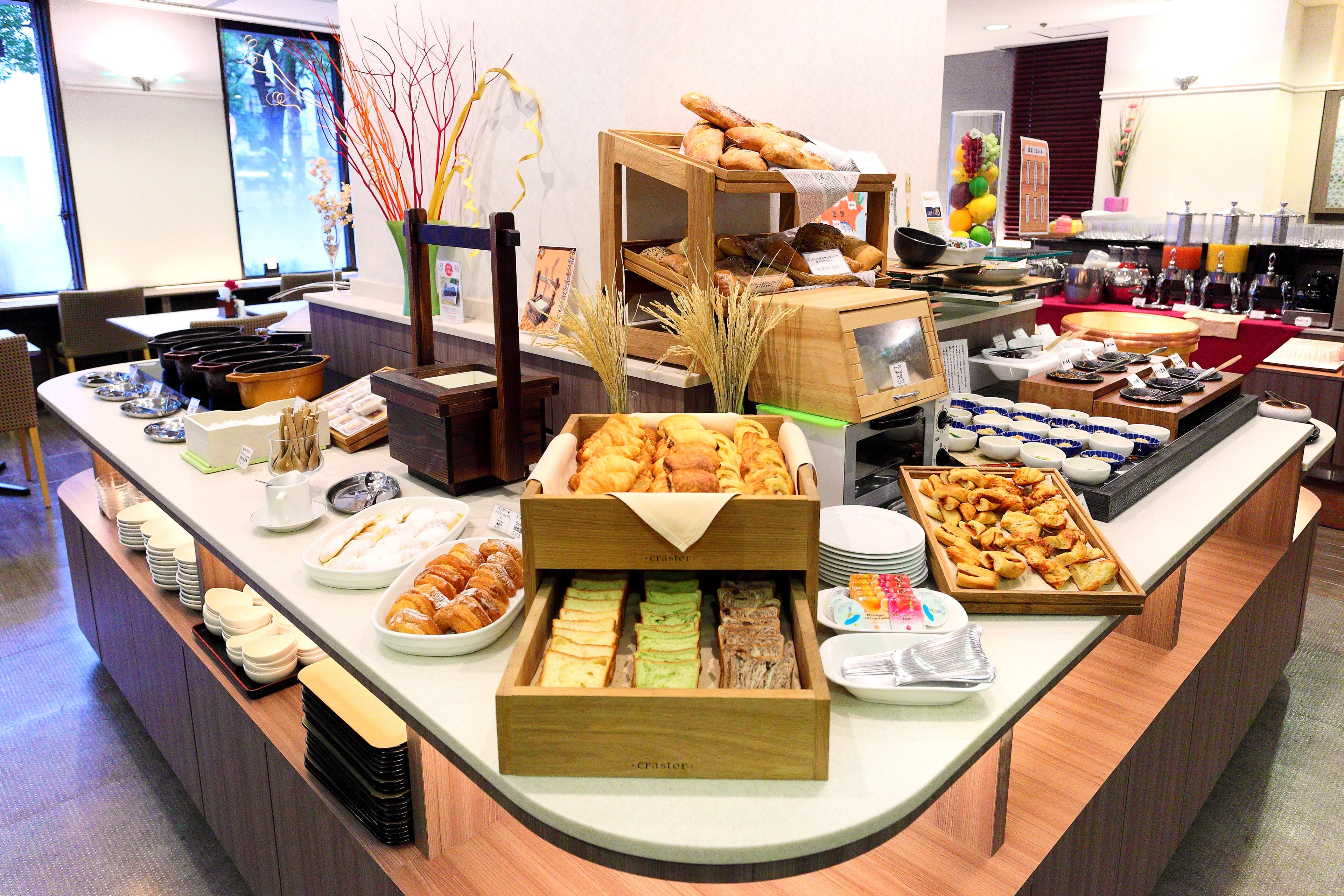 daily buffet breakfast (jpy 2000 per person)