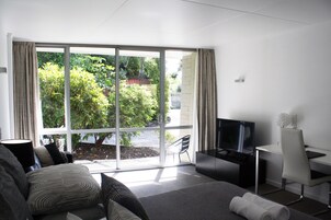 开间, 无烟房 | 起居区 | 液晶电视