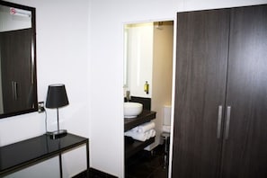Deluxe Apartment, 1 Bedroom, Kitchenette (Lounge) | Bathroom | Combined shower/tub, free toiletries, hair dryer, towels - Pacific Park (Dunedin)