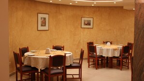 Petit déjeuner, déjeuner et dîner servis sur place