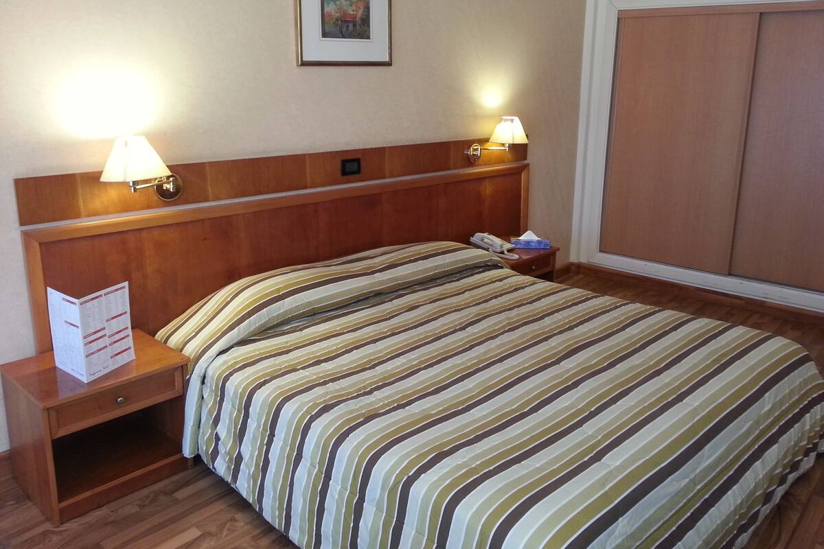 Egyptian cotton sheets, premium bedding, Select Comfort beds, desk