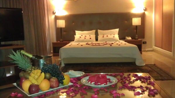 Separate tub and shower, jetted tub, rainfall showerhead - Charles Hotel (Beirut)